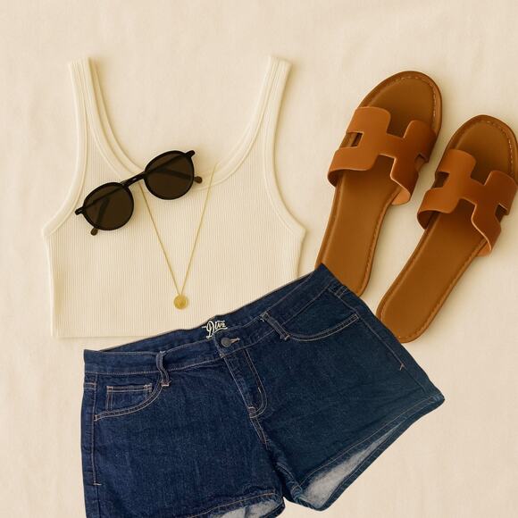 Old Navy The Diva Womens Denim Shorts 12 Blue Dark Wash 5-Pocket Low Rise Jorts - Picture 2 of 7